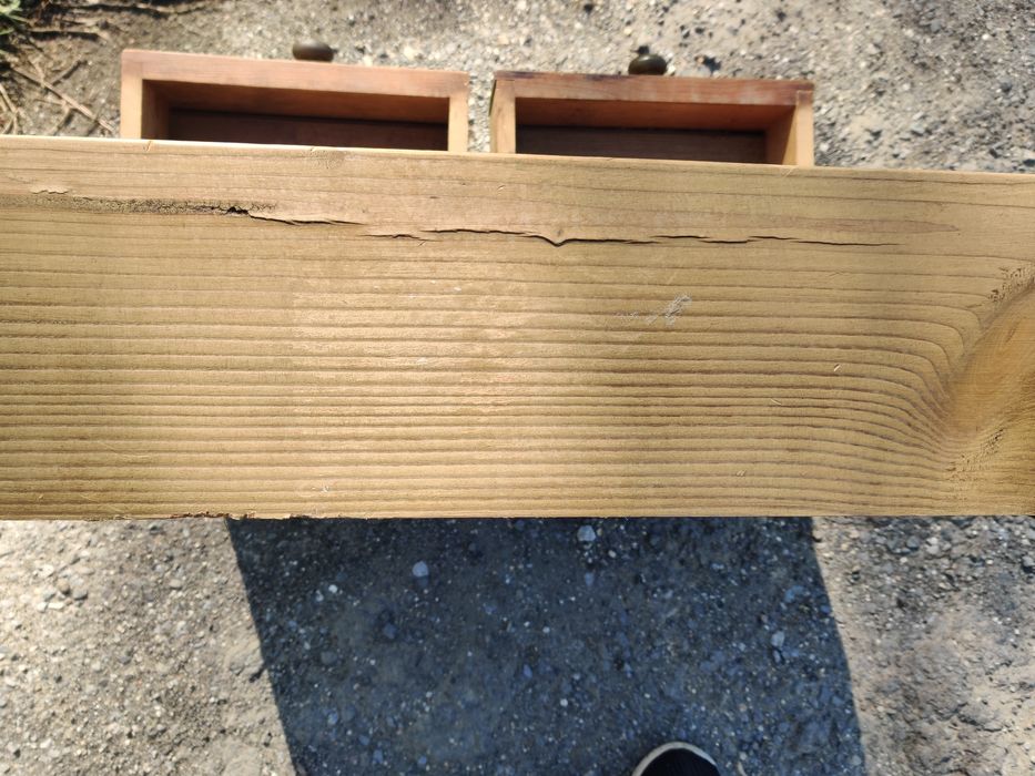 Дървен кухненски шкаф