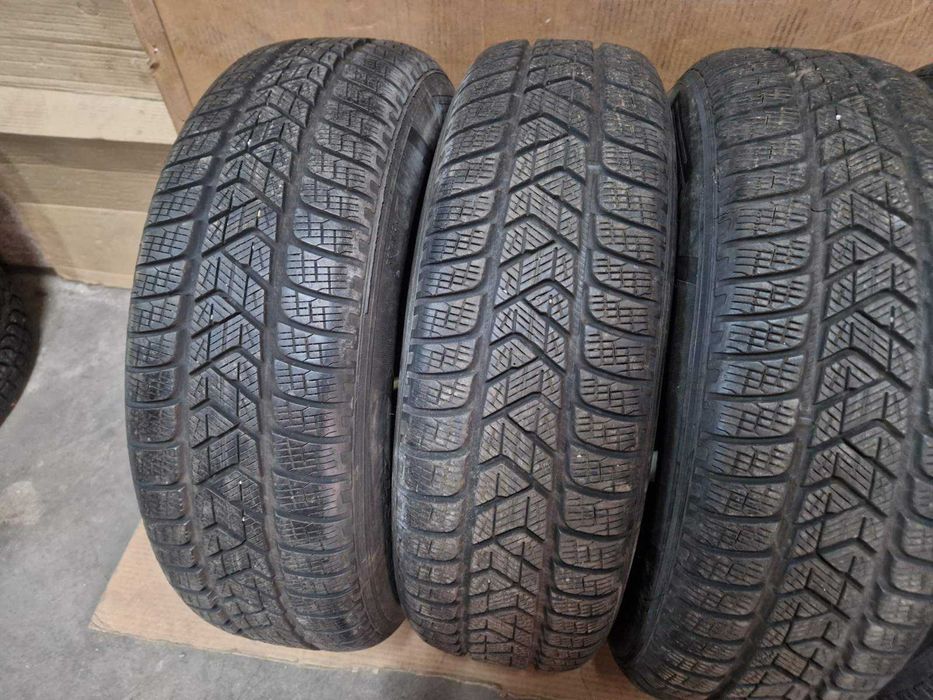 4 Pirelli R17 215/65
зимни гуми
DOT3621