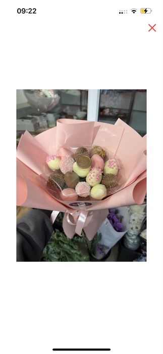 Букет из клубника в шоколаде с розами