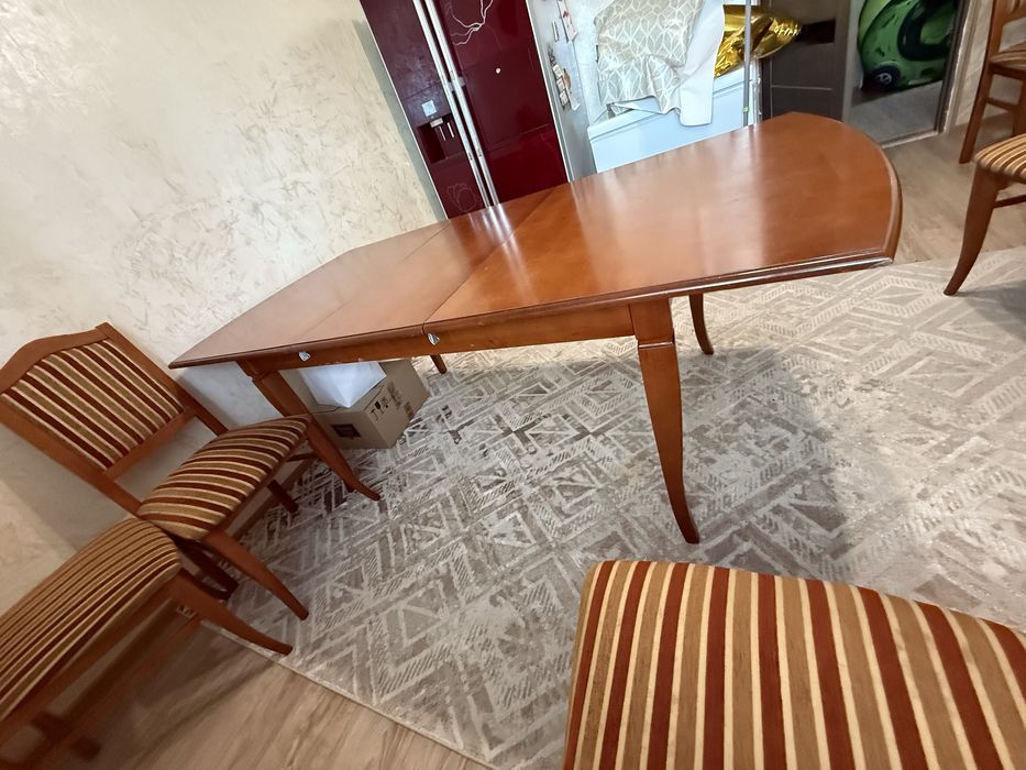 Стол со стульями