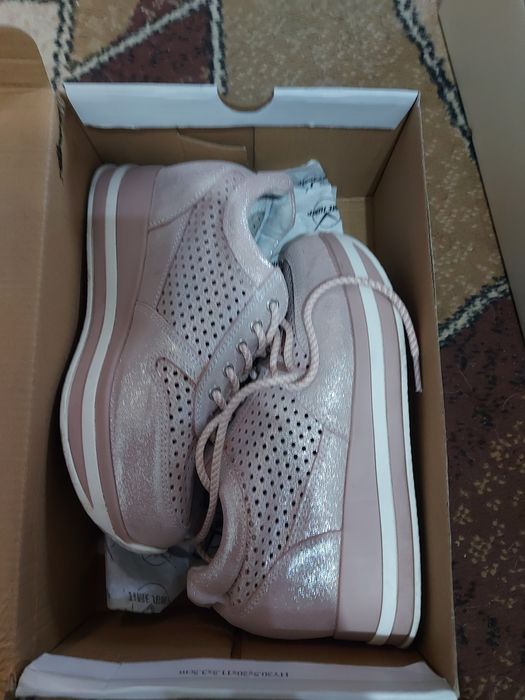 Продам кроссовки