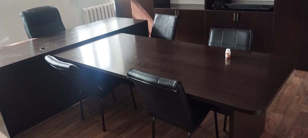 Продается стол руководителя со стульями