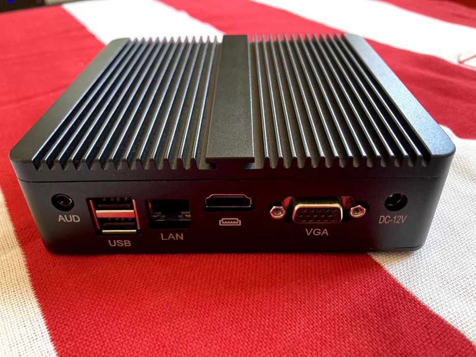 Мини компютър без вентилаторна охлаждане