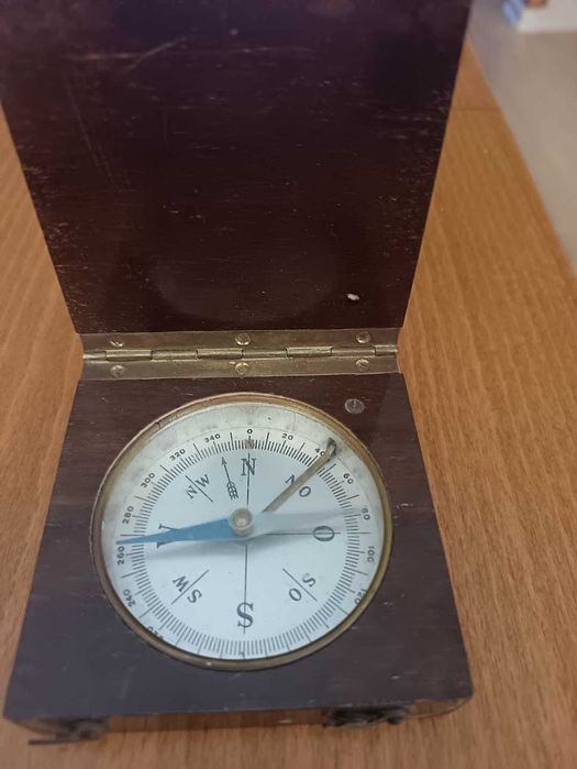 Античен компас в сгъваем дървен корпус