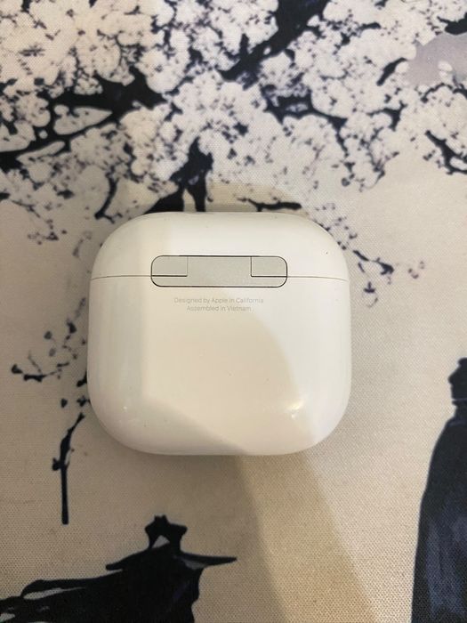AirPods 4 — оригинал, отличное состояние