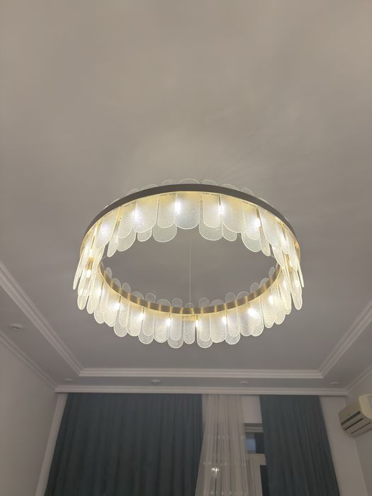 Шикарная Люстра диаметром 1 м