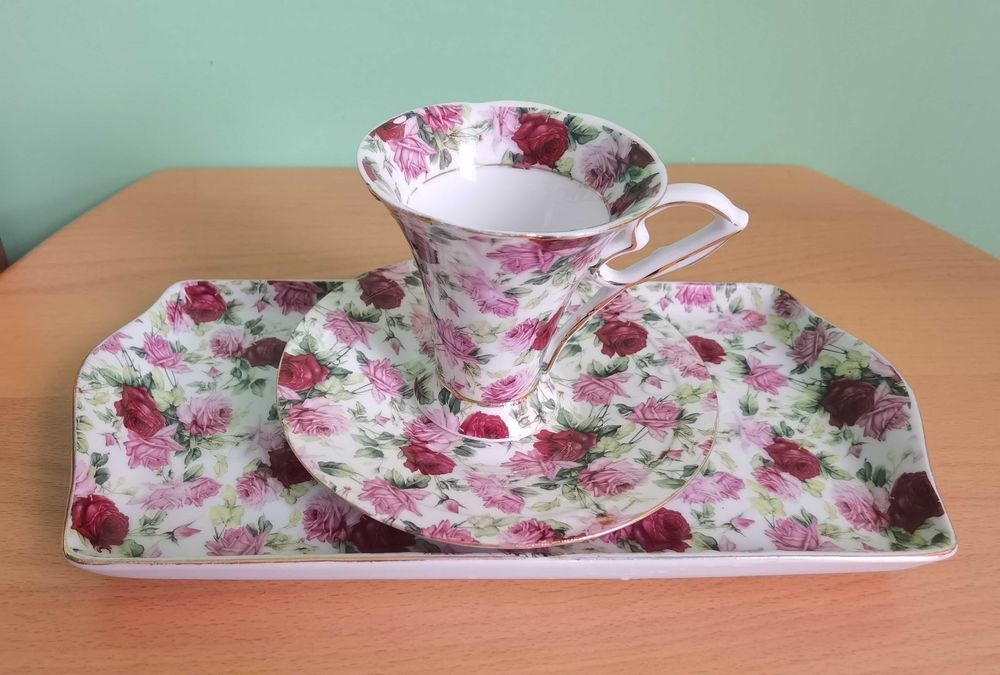 Комплект за кафе "Рози" - поднос, чашка, чинийка