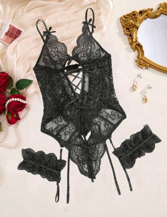 Body din dantelă, delicat și frumos, cu portjartier, nou.