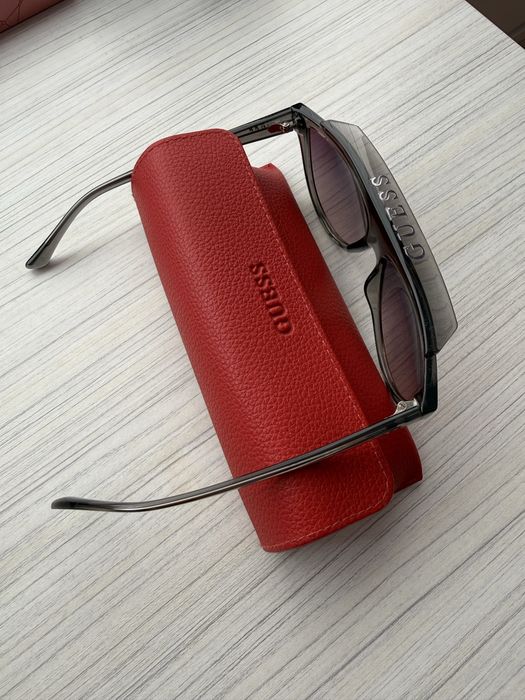 Продавам стилни GUESS слънчеви очила в черен цвят