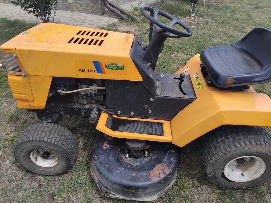 Vând tractoras tuns gazon.