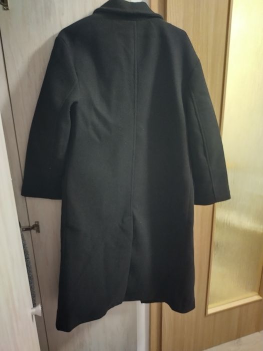 Черно палто Bershka.