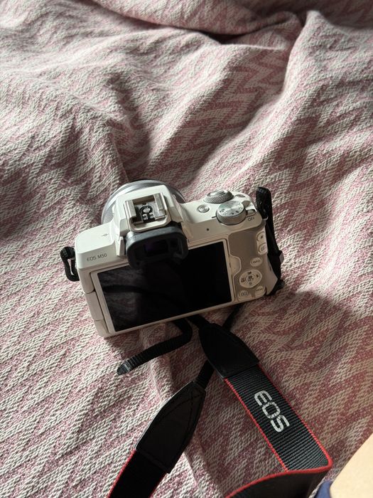 Canon EOS M50 White + объектив EF-M 15–45 mm