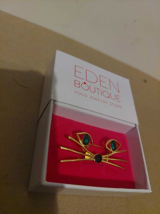 Brosa / martisor pisica mustati ochi verzi cutie cadou Eden boutique