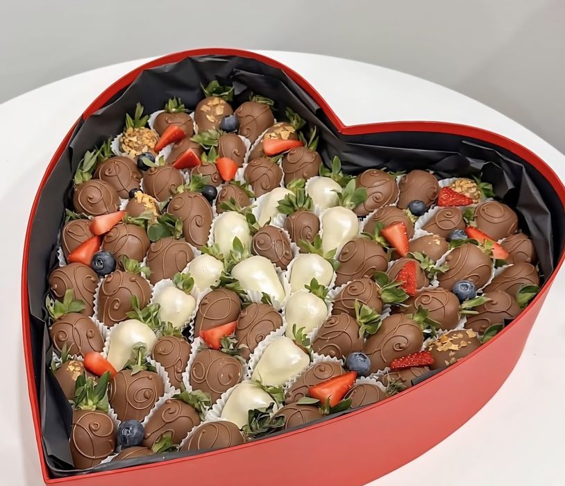 Клубника,финики в шоколаде в наличии и на заказ Callebaut