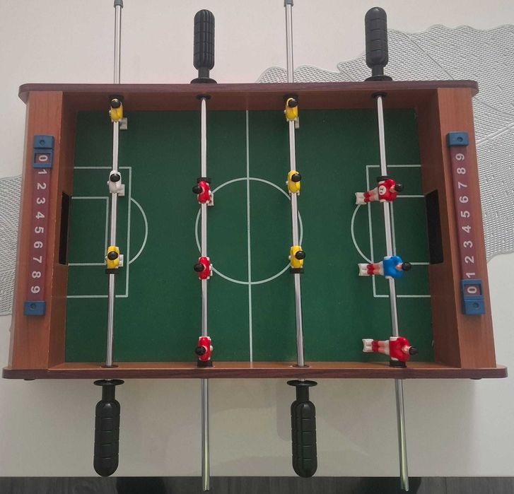 Masa de fotbal cu jucători și minge