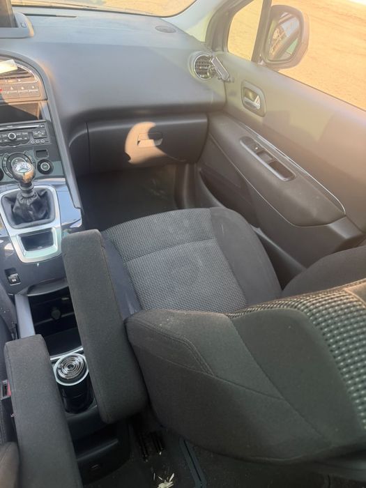 Peugeot 5008 2011