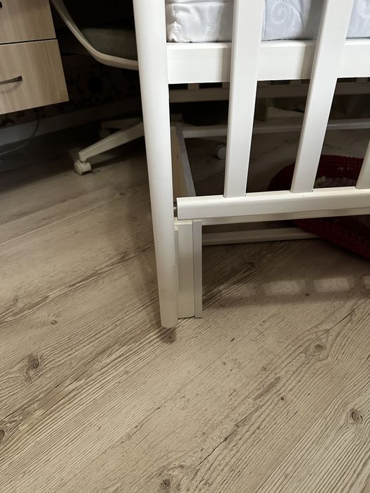 Кроватка детская с маятником