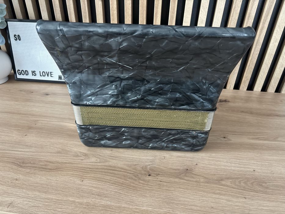 Acordeon Hohner concerto 1 cu 48 de basi pentru piese