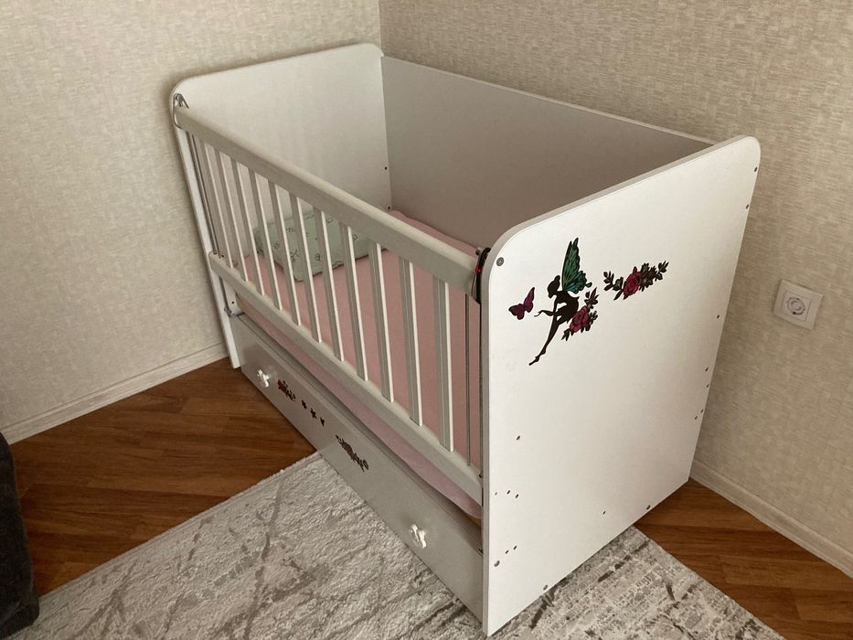 Люлееща бебешка кошара на 3 нива с подвижна решетка и матрак