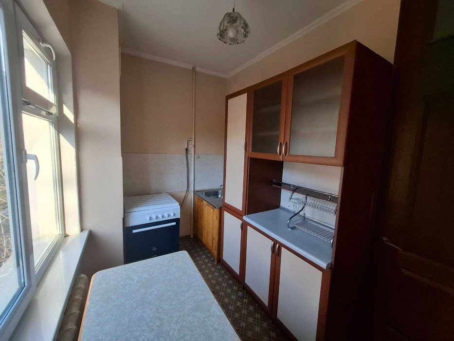 Сдается в аренду 1 ная  комнатная квартира на 3м этаже( юнусабад).