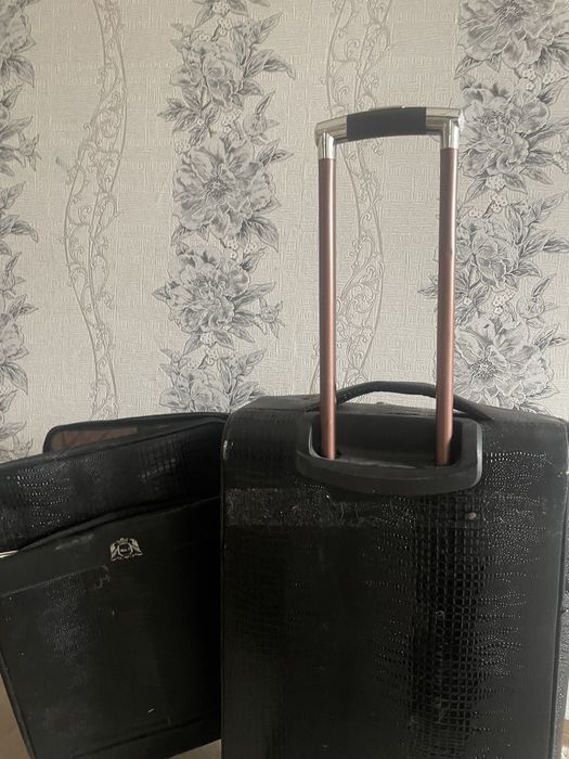 чемодан черного цвета