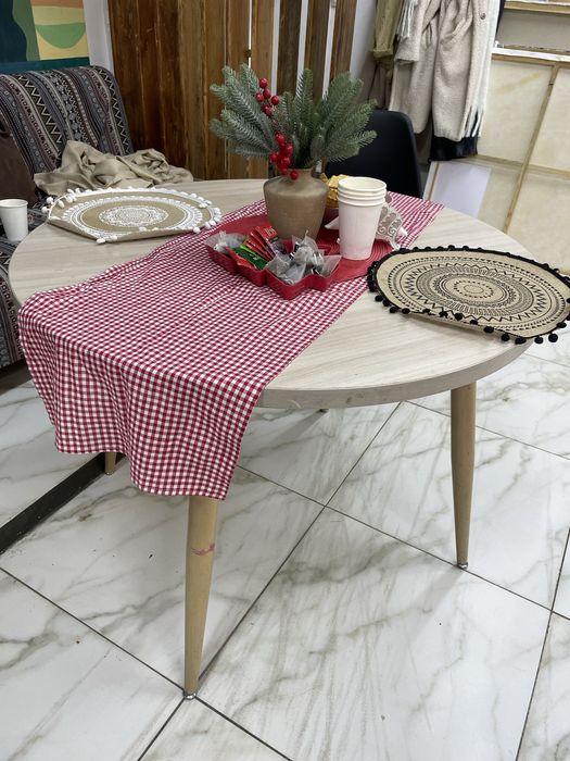 Круглый стол, в гостиную