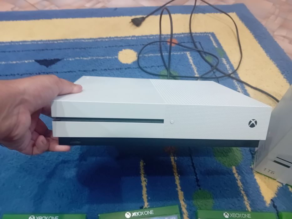 Продаю консоль Xbox one s 1tb