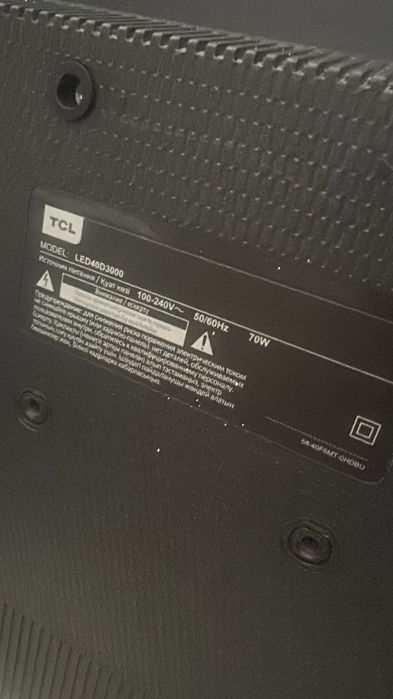 Телевизор TCL имеется пульт и кронштейн