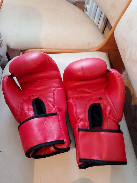Продам боксерски шлем за 5000 и перчатки  1500