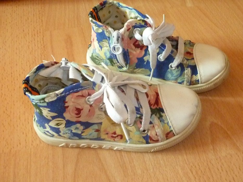 23-26н Много детски обувки, сандали, кецки, маратонки, пантофки