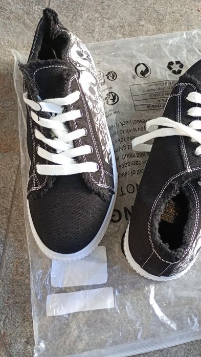 Adidași noi Nr 40