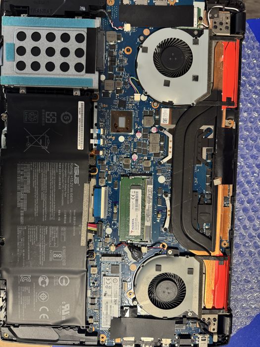 Mentenanță laptop-uri si calculatoare, curățare și înlocuire pastă