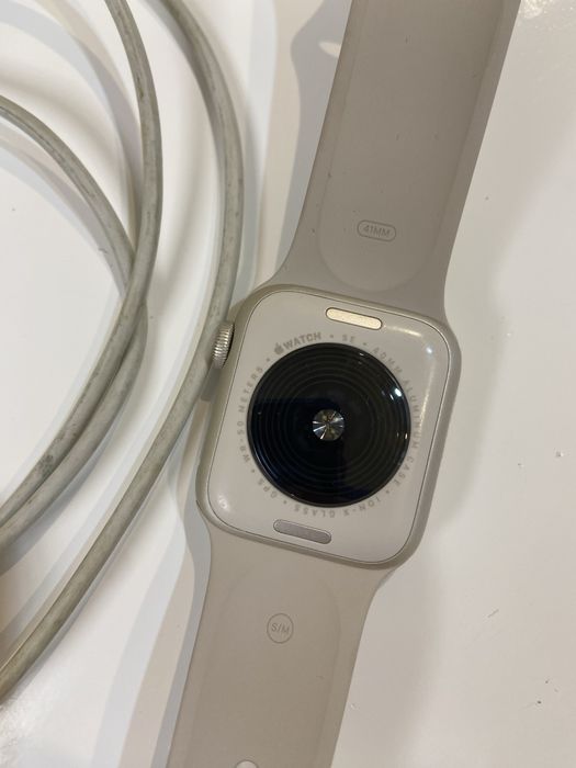 Apple Watch SE 2023.