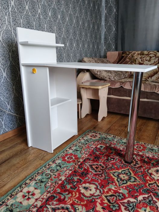 Продам маникюрный стол в отличном состоянии