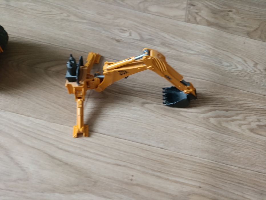 Трактор-экскаватор Bruder