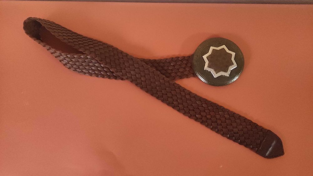 Два широки колана от естествена кожа с масивни токи