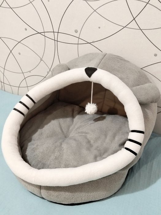 кошачий домик с игрушкой