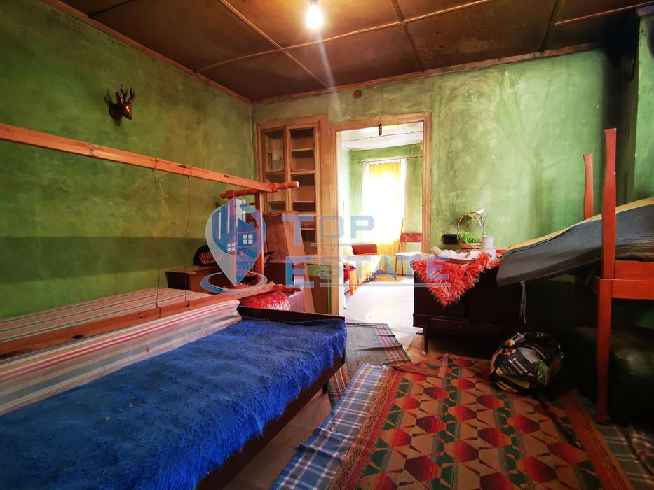 Двуетажна къща в близост до центъра на град Лясковец, област Велико Т