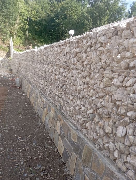 Vindem piatră de calcar pentru garduri pentru ornament