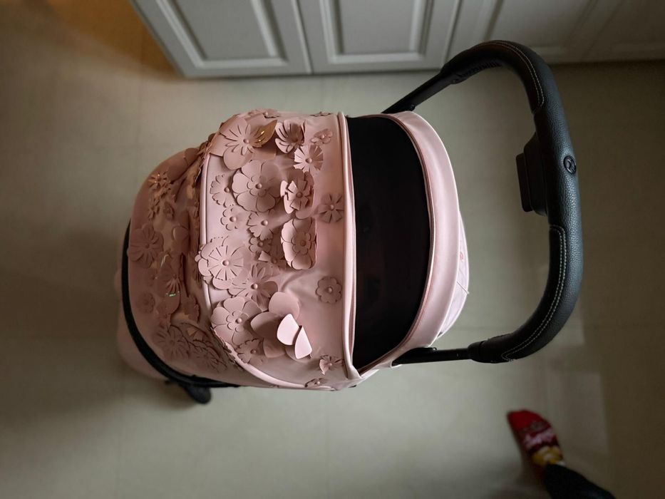 Carucior Cybex Coya Simply Flowers Pink/Roz  ideal pentru avion