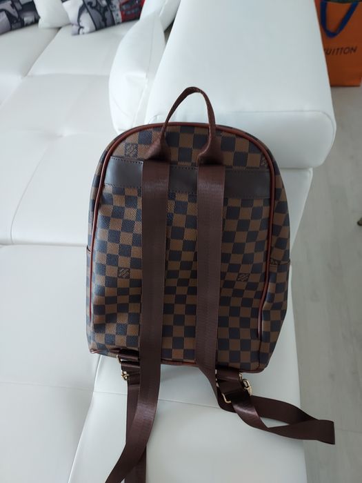 vând rucsac  barbatesc, un produs  de calitate,un  produs de import.