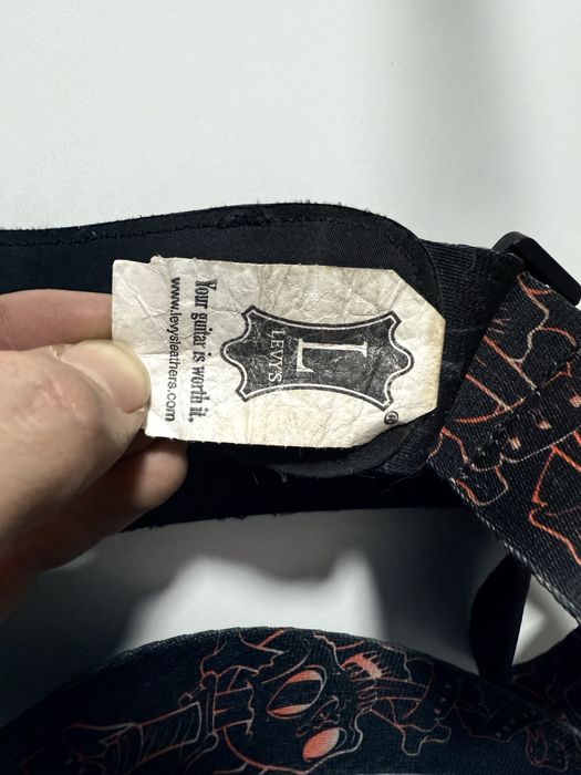 Ремент гитары Levis