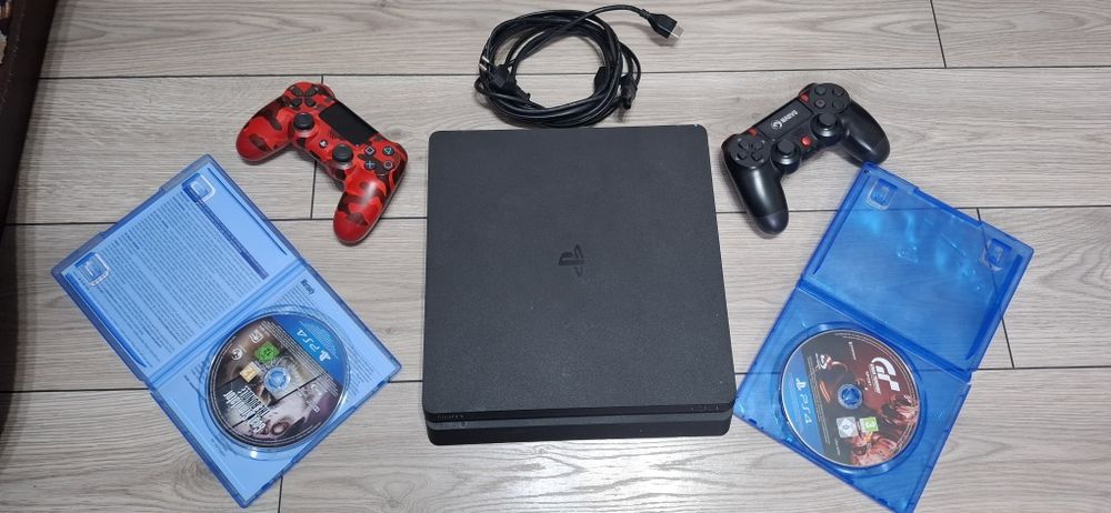 Vând PS4 player station sony Slim 1TB.800 lei  2 console și 2 jocuri