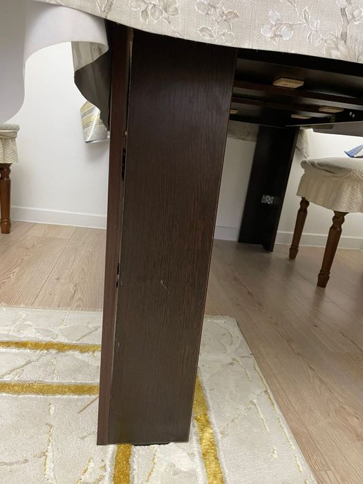 Стол и стулья в гостиную