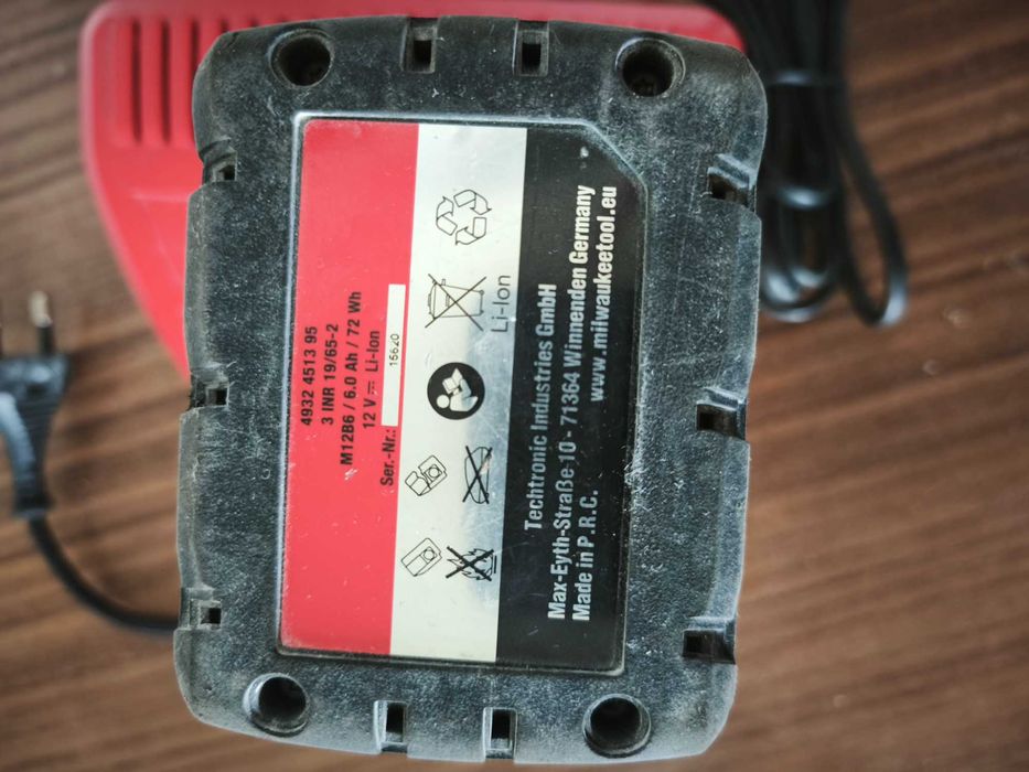 Зарядно и батерия Milwaukee 12V