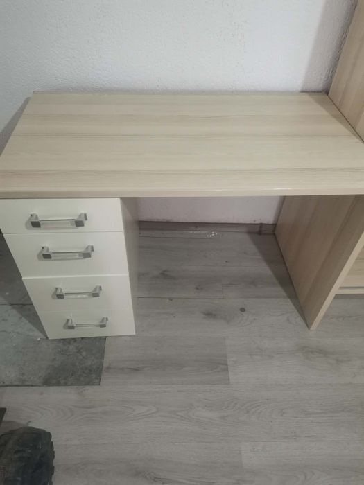 Masa pentru manichiura cu sertare