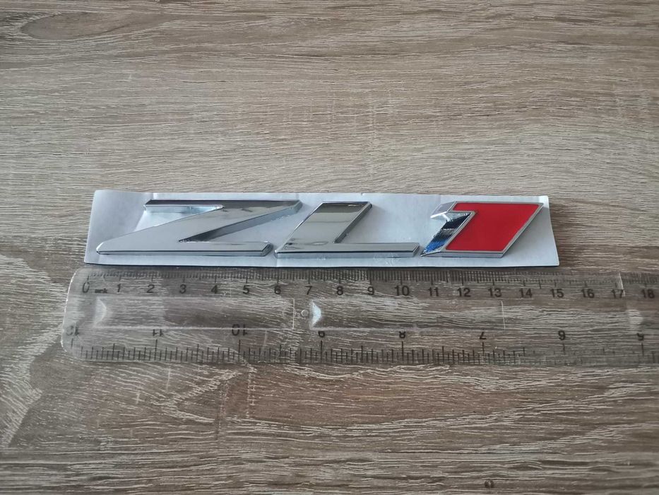 Chevrolet Camaro ZL1 сребриста емблема