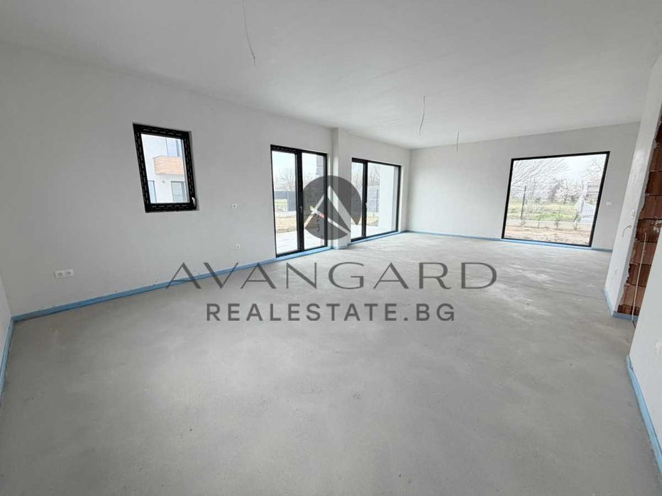 оф.25533 Двуетажна къща с двоен гараж/ Кючук Париж