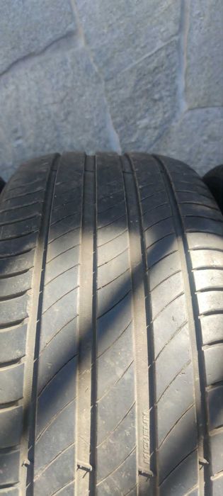 235/45R18 Michelin Primacy 4 - 4 бр летни гуми   Гумите са без балони , криво и напукано. Цената е за комплекта.