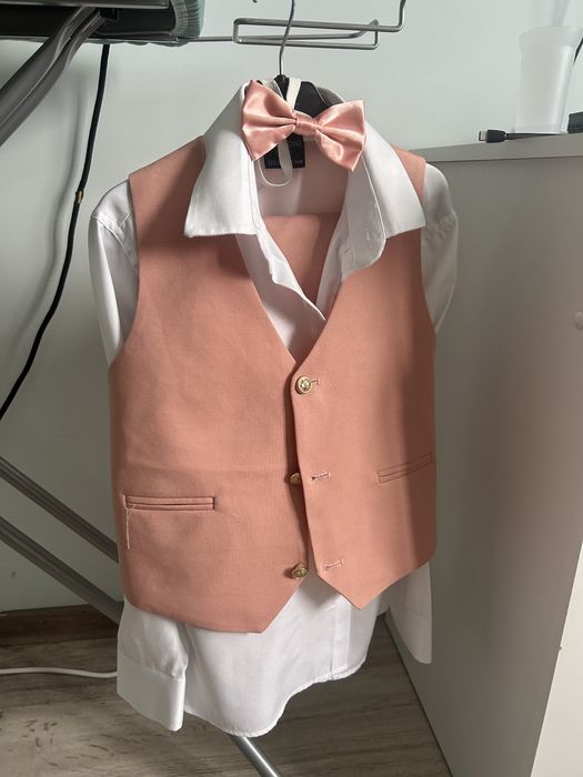 Costum baietel purtat o singura data  8-9 ani